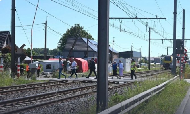 Un microbuz școlar, a fost lovit în plin de un tren, în Belgia. Cel puțin patru persoane au murit 