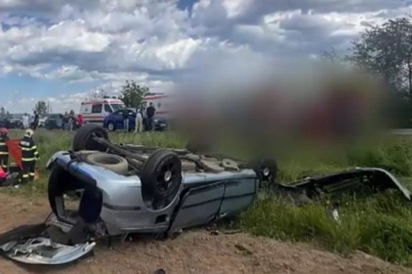 Accident grav! Un copil de doi ani a murit, iar frații și părinții lui au ajuns la spital, după ce s-au răsturnat cu mașina