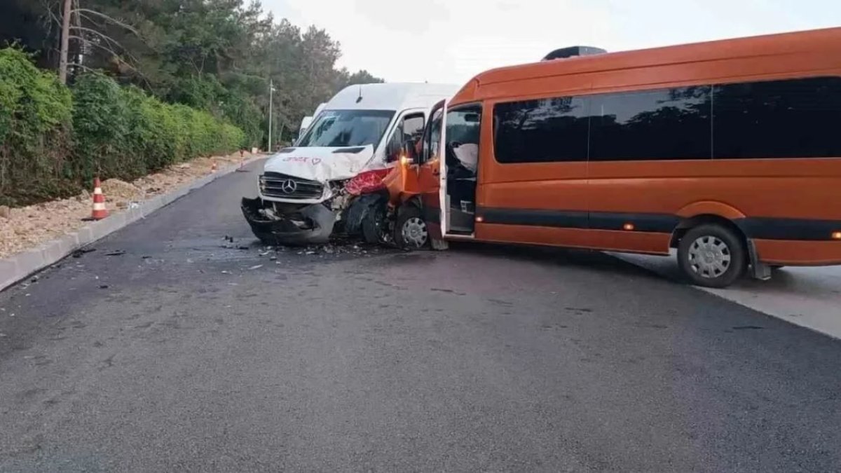 Accident grav in Antalya. Mai multi turisti romani au fost raniti dupa coliziunea dintre doua microbuze