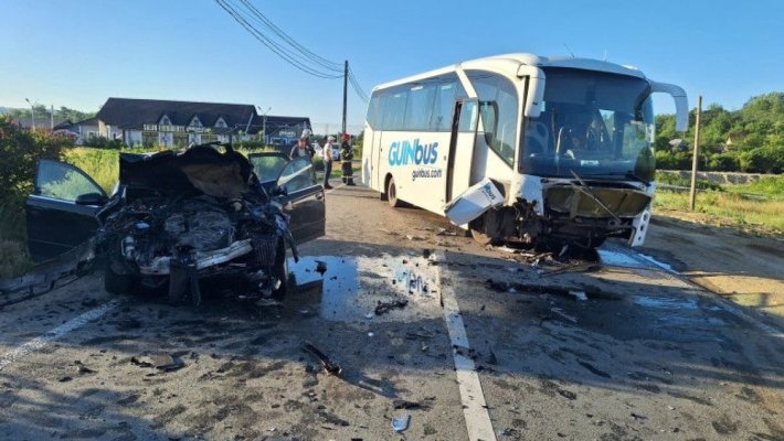 Accident grav între un autocar care transporta mineri și un autoturism