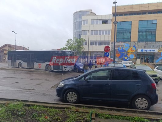Accident în Km5! Un autobuz a intrat într-un autoturism