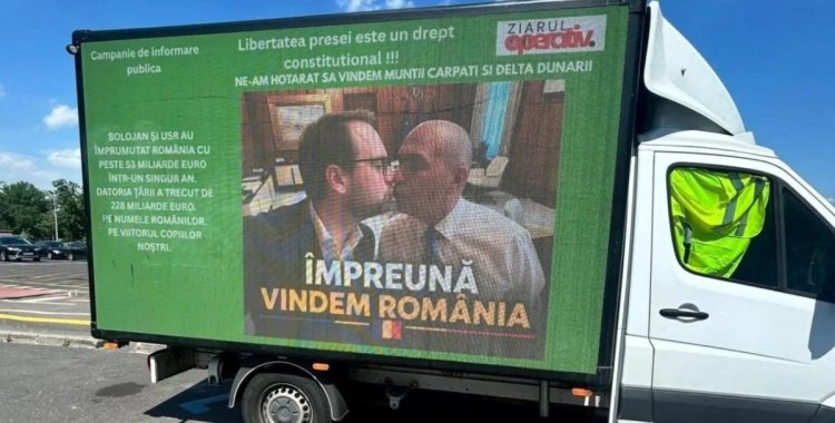 Camion cu mesaje anti-Bolojan, parcat în fața Guvernului: afișaj cu Bolojan și Fritz și sloganul „Împreună vindem România”