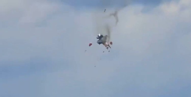 Momentul în care două avioane de vânătoare se ciocnesc frontal, la un show aviatic desfășurat în SUA. Video