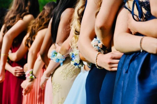 Banchetele elevilor au ajuns petreceri de lux: Aproape o mie de euro pentru candy bar, DJ, formaţii cunoscute sau limuzină