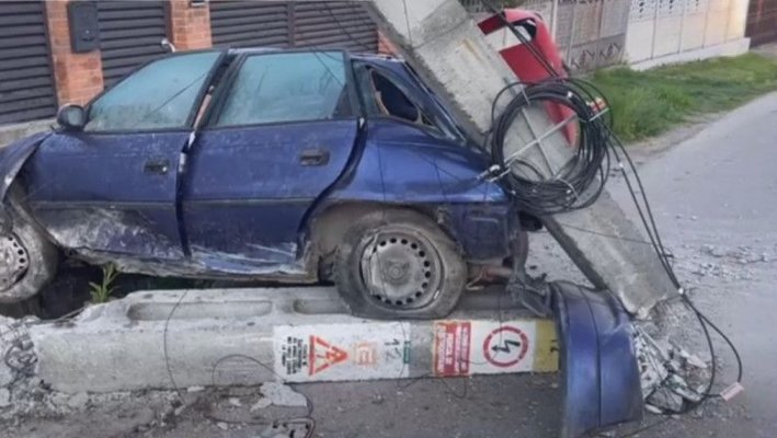 Accident mortal provocat de un șofer beat: Un bărbat a murit, după ce mașina s-a izbit de un stâlp și l-a rupt în două 