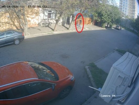 Un hoț a furat, în plină zi, bicicleta unui copil. Vezi unde! Video