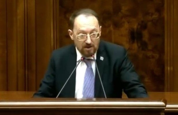 Un senator de Constanța a fost pus pe „mut“, în Parlament! Vezi de ce! Video