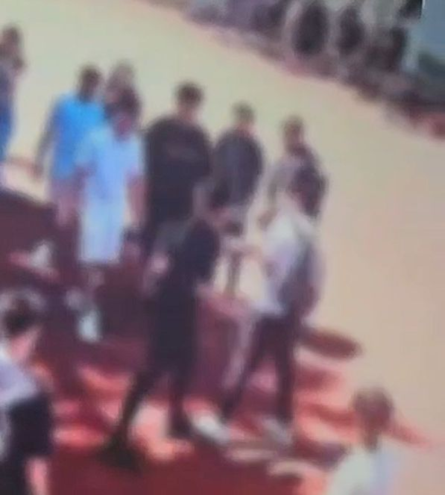 Un elev a fost batut in vazul colegilor, dupa un conflict plecat de la o fata. Video Un elev a fost batut in vazul colegilor, dupa un conflict plecat de la o fata. Video
