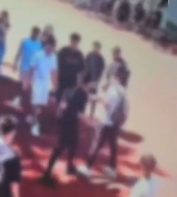Un elev a fost bătut în văzul colegilor, după un conflict plecat de la o fată. Video