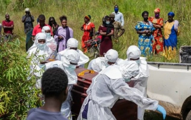 Peste 70 de medici au fost infectaţi cu Ebola de la debutul epidemiei, iar 17 dintre ei au murit