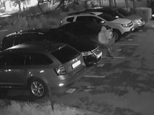 Un șofer s-a trezit cu mașina vandalizată în parcare, în cartierul KM 4-5