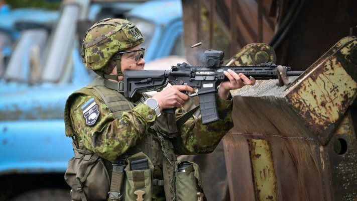 Din cauză că se nasc tot mai puțini băieți, o țară din NATO și UE vrea să oblige femeile să meargă în armată