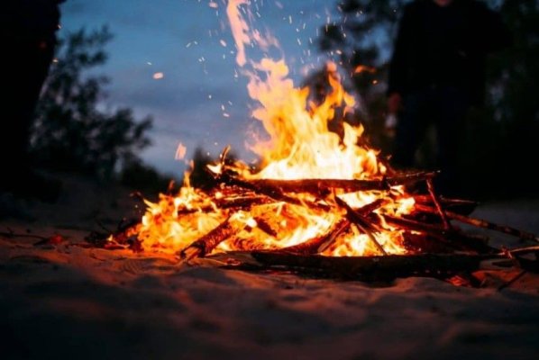 Cinci copii au fost răniţi în explozia unei „relicve de război“ care se afla sub focul de tabără pe care l-au aprins