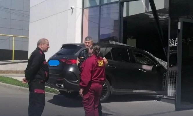 O mașină a lovit un bancomat și a rănit o trecătoare la Galați, după o parcare ratată 