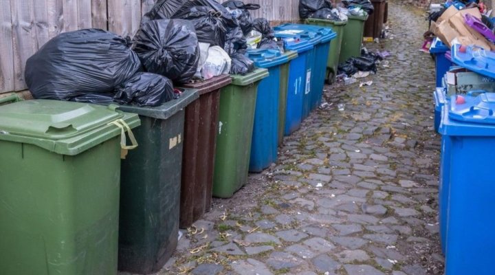 Stare de alertă în judeţul Bacău din cauza gunoaielor. 65 de localităţi au rămas fără serviciu de salubritate
