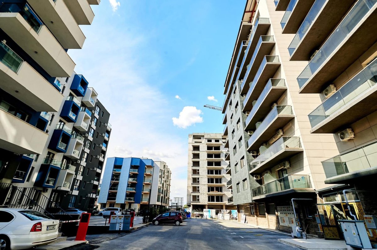 Semnal de alarma pe piata imobiliara! Dispar vanzarile pentru clasa de mijloc - se vand cele foarte scumpe si cele foarte ieftine Semnal de alarma pe piata imobiliara! Dispar vanzarile pentru clasa de mijloc - se vand cele foarte scumpe si cele foarte ieftine
