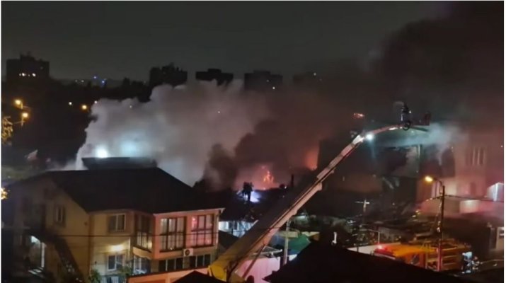 Flăcări uriașe în Capitală! Un incendiu puternic a cuprins mai multe imobile, afectând o suprafaţă totală de aproximativ 800 mp