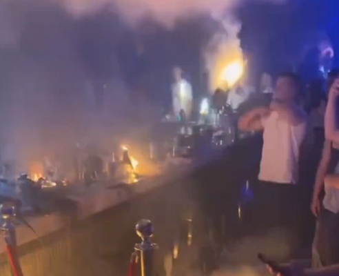 Un incendiu de proporții a izbucnit într-un local din Sofia. Video