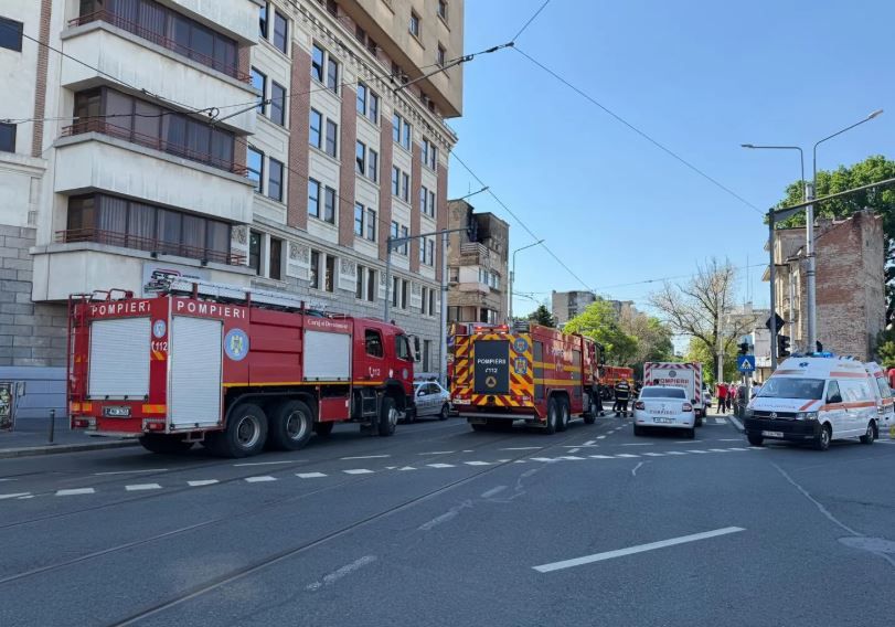 Incendiu violent intr-un apartament din Capitala: O persoana a fost gasita inconstienta
