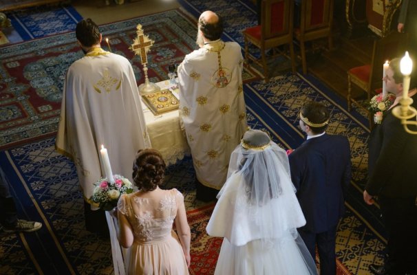 Bursa nașilor la Constanța! Mirii își caută părinții spirituali pe Facebook, în timp ce alte cupluri se oferă „la pachet“ să boteze