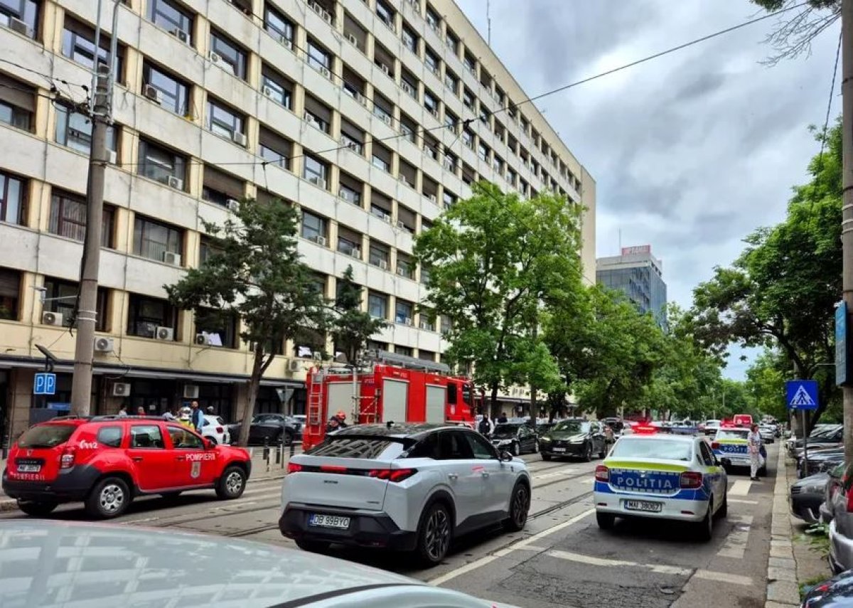 Incident la Ministerul Trasporturilor - Un lift in care se aflau sapte persoane a cazut in gol. Video