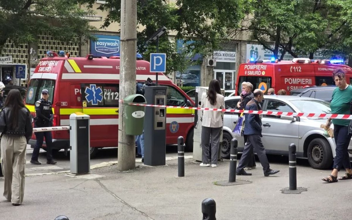 Incident la Ministerul Trasporturilor - Un lift in care se aflau sapte persoane a cazut in gol. Video