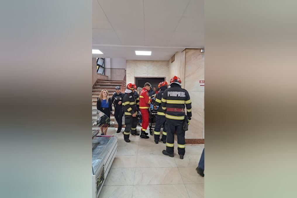 Incident la Ministerul Trasporturilor - Un lift in care se aflau sapte persoane a cazut in gol. Video
