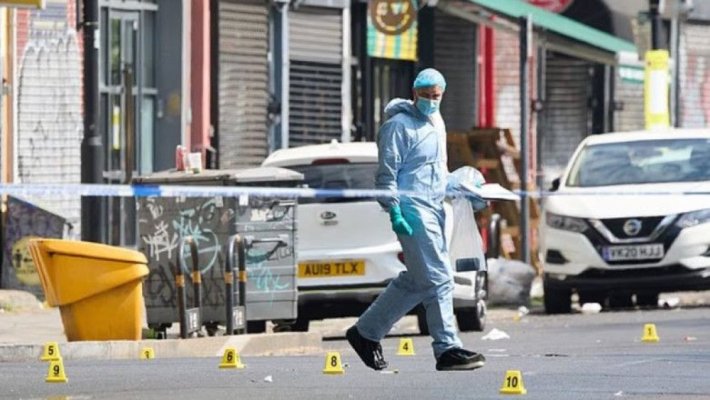 Patru răniți într-un atac armat din mașină, la Londra