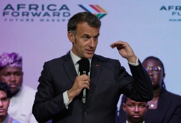 Președintele francez Emmanuel Macron s-a enervat la un eveniment din Kenya şi a ţipat la public. Video