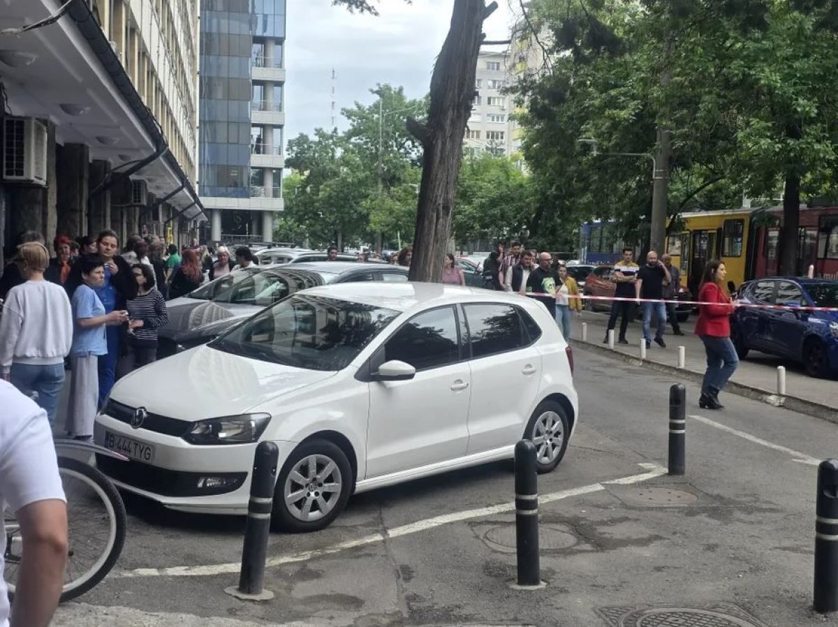 Incident la Ministerul Trasporturilor - Un lift in care se aflau sapte persoane a cazut in gol. Video