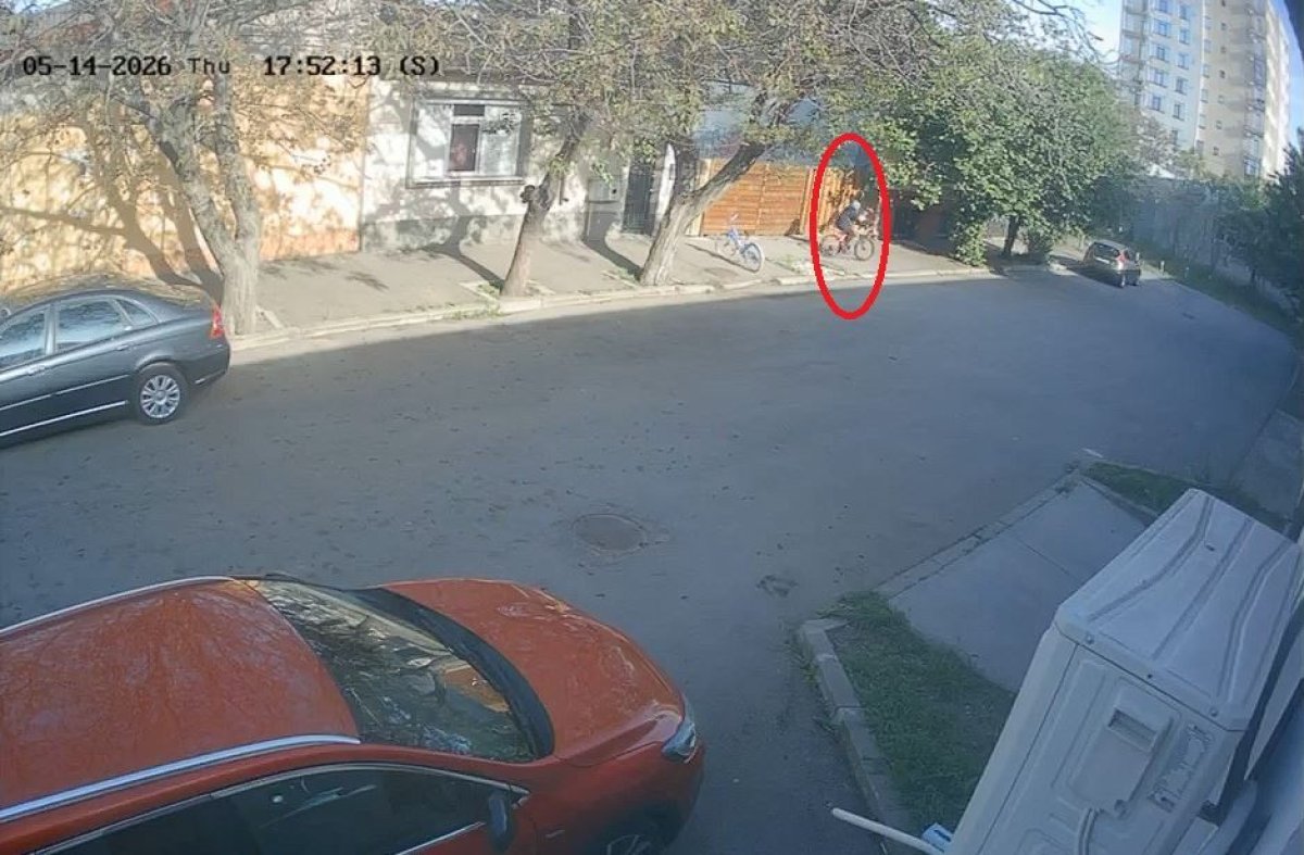 Un hot a furat, in plina zi, bicicleta unui copil. Vezi unde! Video