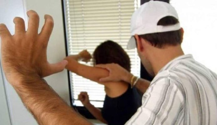 Un agent de pază a fost arestat după ce și-a ars iubita cu fierul de călcat și a bătut-o cu bastonul telescopic