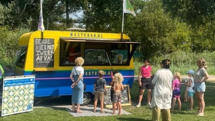 La un food truck din Olanda oamenii nu plătesc cu bani, ci cu mucuri de țigară strânse de pe jos