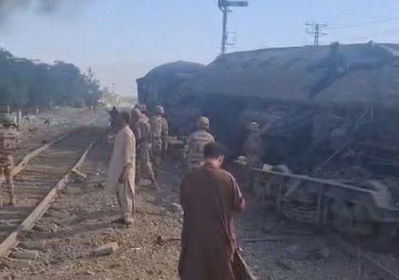 Cel puţin 24 de morţi într-un atac cu bombă asupra unui tren în Pakistan
