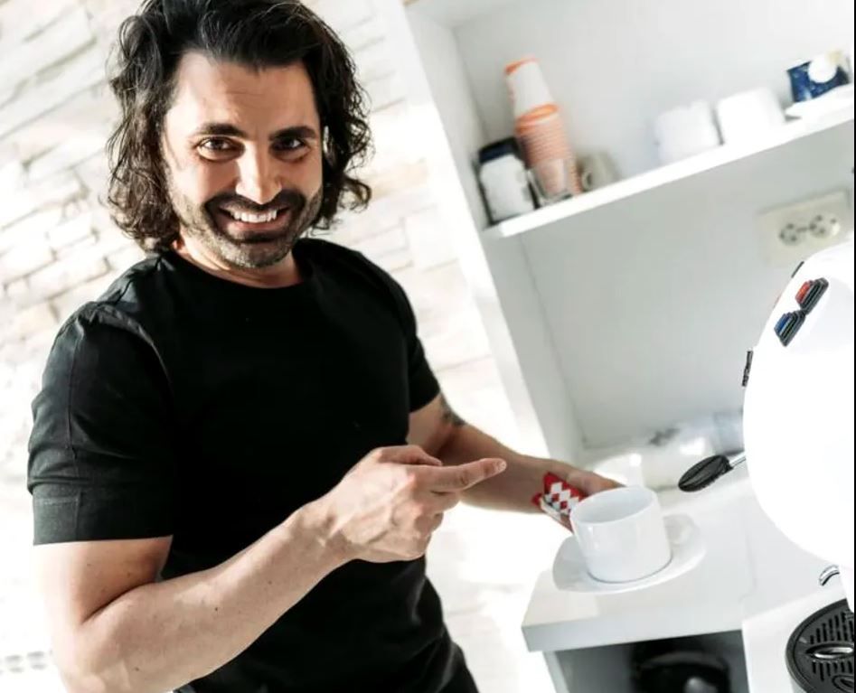 Cum arata casa din Pipera in care locuieste Pepe! Are tavan de sticla in bucatarie