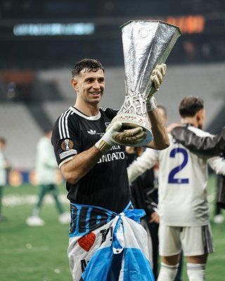Portarul Emiliano Martinez a jucat cu un deget de la mână rupt la finala Ligii Europa
