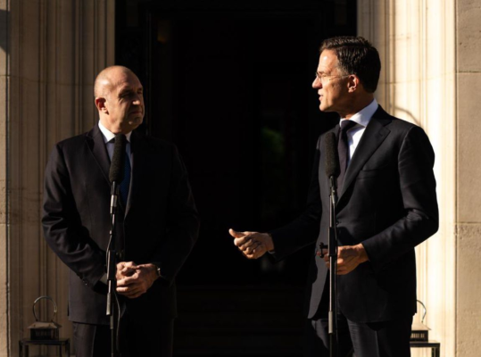 Bulgaria anunță o creștere uriașă a cheltuielilor militare. Promisiunea făcută de premierul Rumen Radev lui Mark Rutte