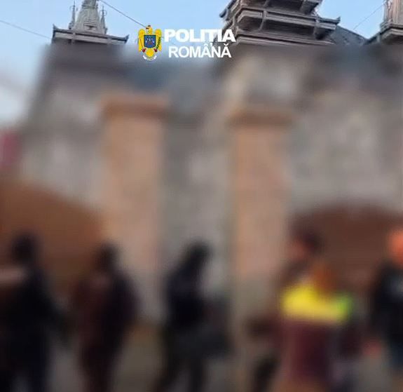 Un barbat a fost retinut, dupa ce ar fi tepuit mai multe persoane sa cumpere containere metalice