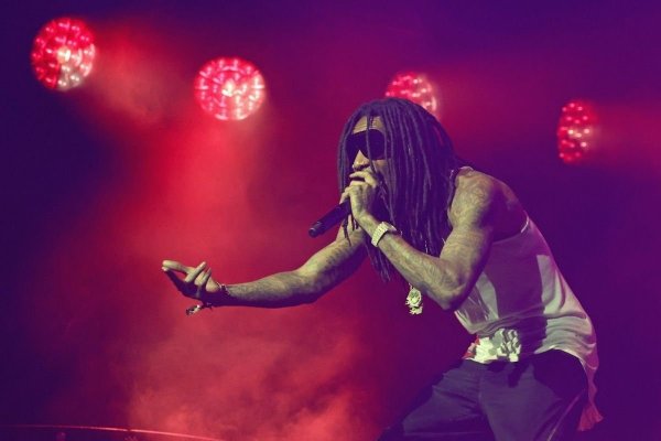 Rapperul Khalifa e dat în urmărire internațională, pentru a fi încarcerat la Poarta Albă. A fumat cannabis la „Beach, Please!“