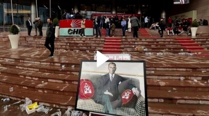 Poliția a luat cu asalt sediul opoziției din Turcia după ce liderul partidului a fost demis