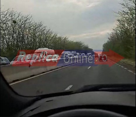 Accident în sensul giratoriu de la Lazu. Traficul rutier este blocat. Video