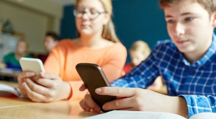 Telefoanele mobile ar putea fi interzise complet în școli