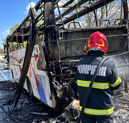 Un autocar a luat foc, în localitatea Topolog: 27 de persoane s-au autoevacuat