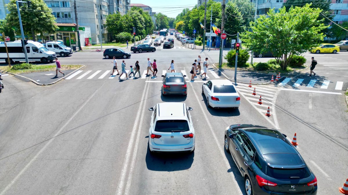 Vesti bune! Trecerea de pietoni nesemaforizata de pe strada Sucevei a fost relocata si semaforizata