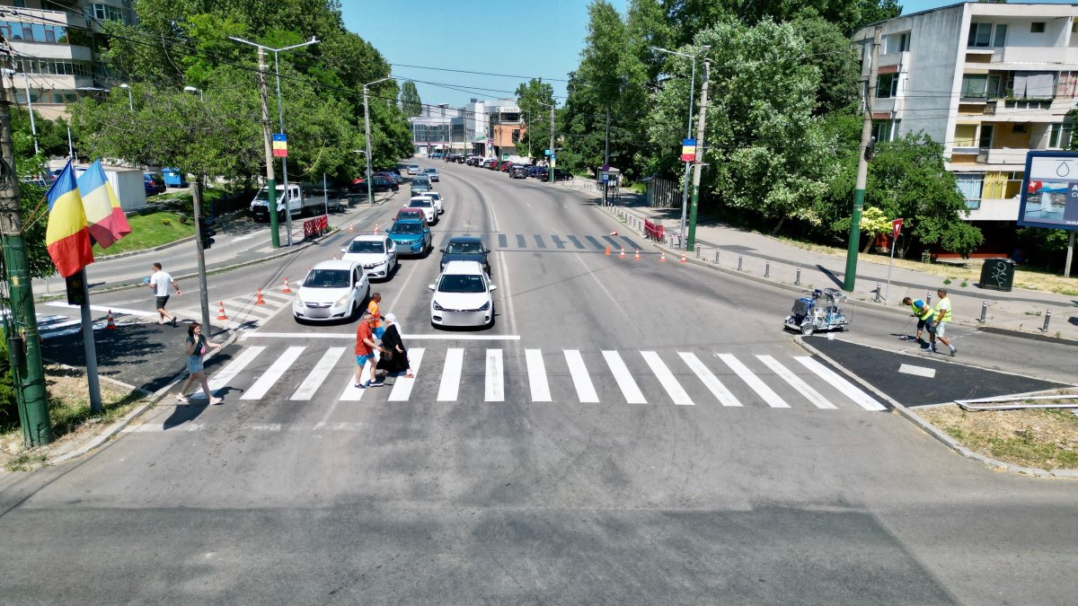 Vesti bune! Trecerea de pietoni nesemaforizata de pe strada Sucevei a fost relocata si semaforizata