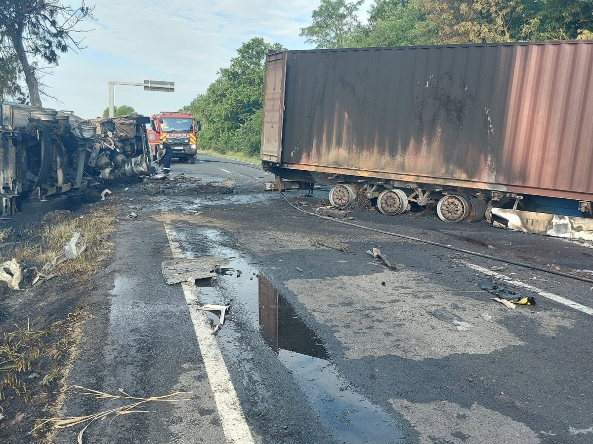 Accident rutier grav la iesirea din tandarei! Doua TIR-uri s-au ciocnit si au luat foc Accident rutier grav la iesirea din tandarei! Doua TIR-uri s-au ciocnit si au luat foc