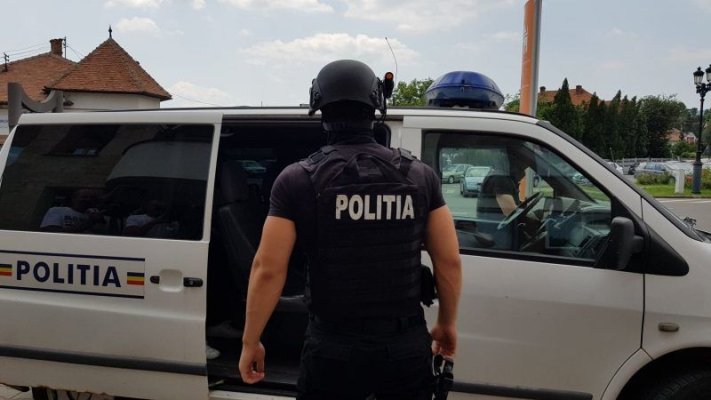 Doi bărbați din Constanța au fost reținuți după ce au furat țigări și alcool dintr-un bar. Video