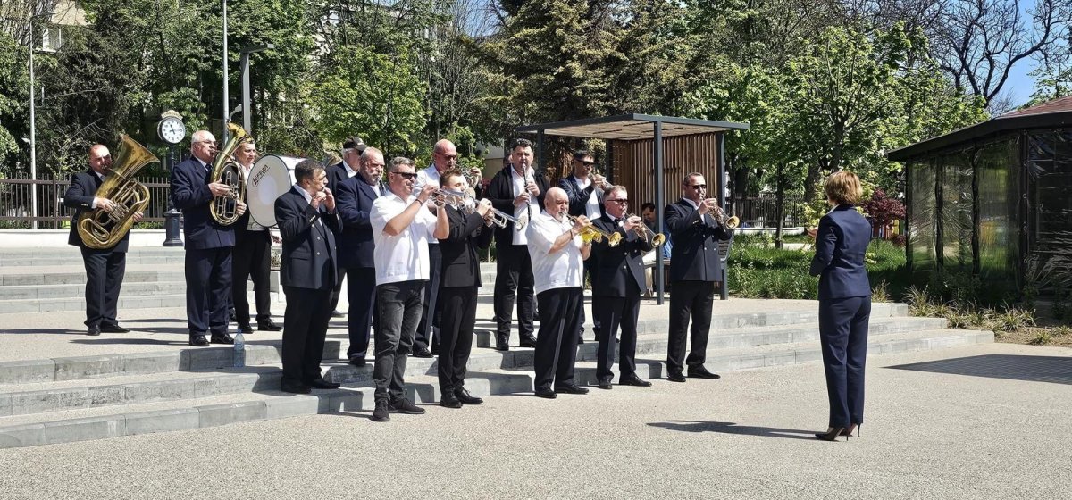 RAJA! Fanfara „Muzica Apelor” deschide sezonul concertelor in aer liber RAJA! Fanfara „Muzica Apelor” deschide sezonul concertelor in aer liber