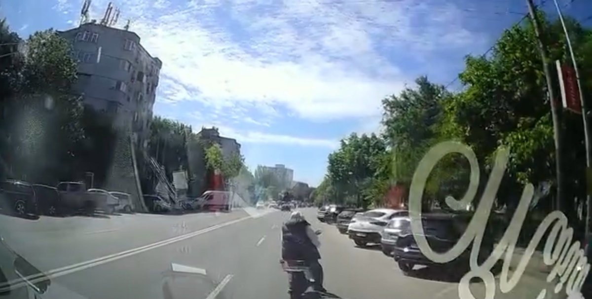 Fara reguli, fara frane: cum devin trotinetele si mopedele un pericol real pentru ceilalti participanti la trafic. Video