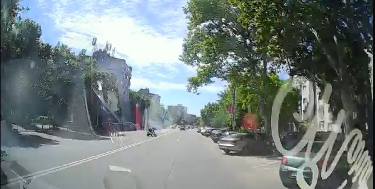 Fara reguli, fara frane: cum devin trotinetele si mopedele un pericol real pentru ceilalti participanti la trafic. Video